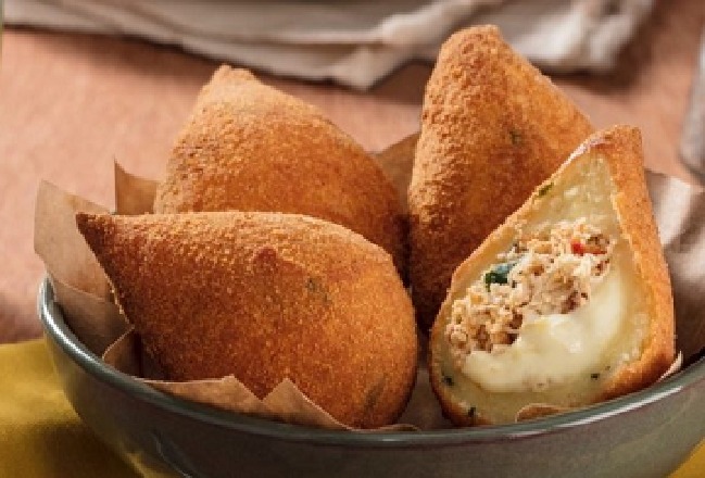 Nos dias 8 e 9 de agosto, o Jockey Club de Curitiba será o palco do evento mais crocante do ano: o Festival da Coxinha. Reunindo os nomes mais icônicos e premiados da cidade, o festival promete ser uma experiência gastronômica completa para toda a família.