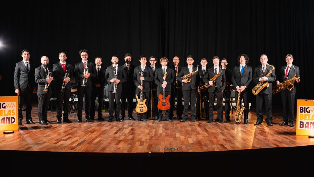 Iniciativa é uma parceria entre a Big Belas Band e a produtora Click Cultural; projeto contempla apresentações interativas, livretos educativos, audiodescrição, Libras e materiais em Braille, promovendo inclusão e incentivando a música para estudantes.