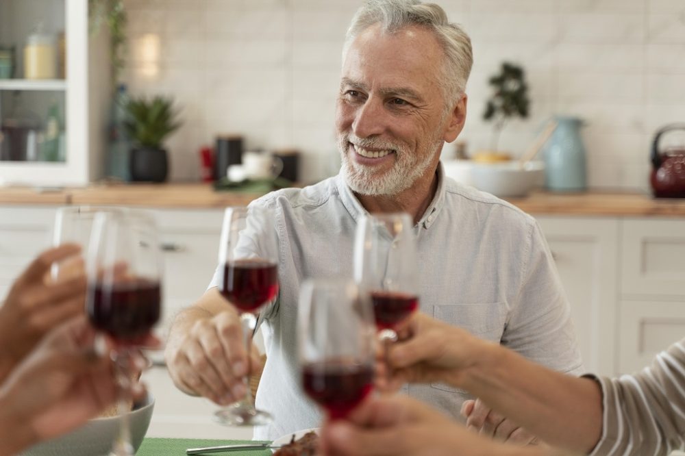 Dia dos Pais: vinho português de vinhas velhas transforma presente em experiência afetiva No Dia dos Pais, presentes que proporcionam experiências e criam memórias ganham espaço entre as escolhas de quem deseja fugir das opções convencionais. Para os pais que apreciam o universo dos vinhos, um rótulo especial pode representar mais do que uma bebida: pode se tornar um convite para reunir a família, compartilhar histórias e celebrar a data ao redor da mesa. A sugestão da sommelière Lindslei Antunes é o Quinta da Devesa Douro Tinto Reserva Vinhas Velhas, um vinho português produzido na região do Douro a partir de um field blend, técnica que reúne diferentes variedades de uvas cultivadas em uma mesma parcela. Nesse caso, são mais de 20 castas que contribuem para a complexidade e a identidade do rótulo.