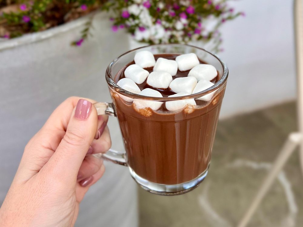 Dia Mundial do Chocolate: 10 formas de comemorar a data em Curitiba Curitidoce reúne endereços para quem quer celebrar o ingrediente em barras bean to bar, bolos, bebidas e experiências sensoriais