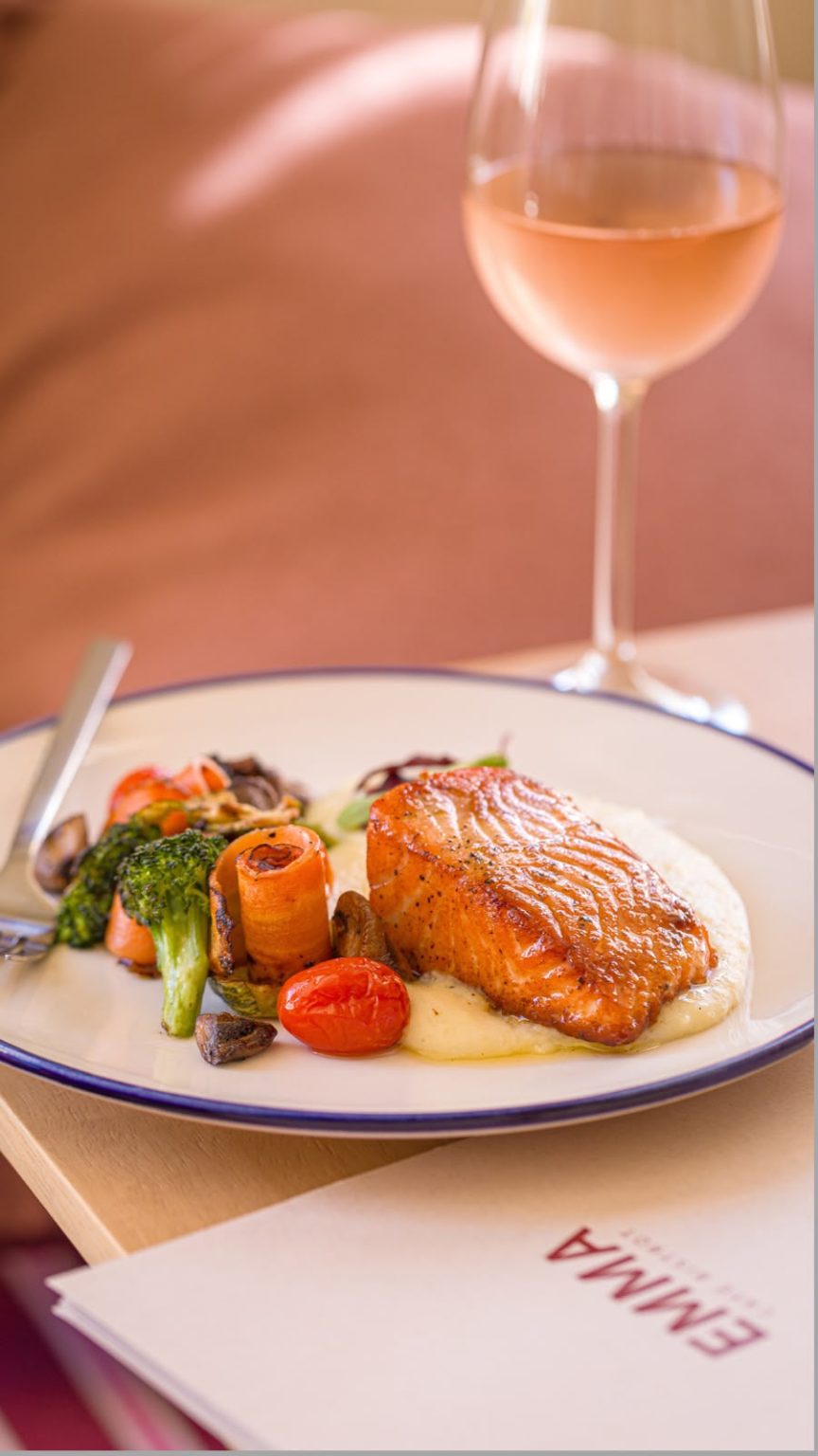 Emma Café Bistrot abre as portas unindo gastronomia e design Localizado no tradicional bairro do Champagnat, o Emma Café Bistrot nasce como a materialização de um sonho da empresária Raphaela Zambon, filha de Michel Zambon, grande personalidade da cena do entretenimento Curitibano, que reúne em um único espaço as referências construídas ao longo de seus mais de 15 anos de trajetória entre a gastronomia, eventos, moda, arquitetura e marketing.