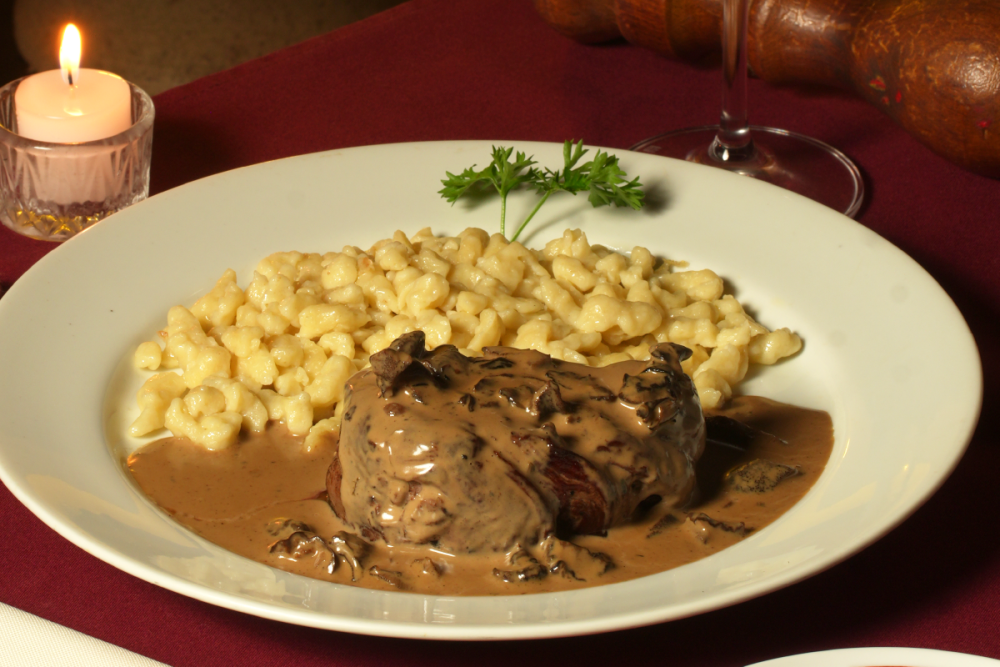 O Chalet Suisse, tradicional restaurante franco-suíço de Curitiba, preparou um menu especial para celebrar o Dia dos Pais. A experiência será servida no almoço de domingo, 9 de agosto, e reúne couvert, prato principal e sobremesa, com opções que valorizam os clássicos da gastronomia da casa.