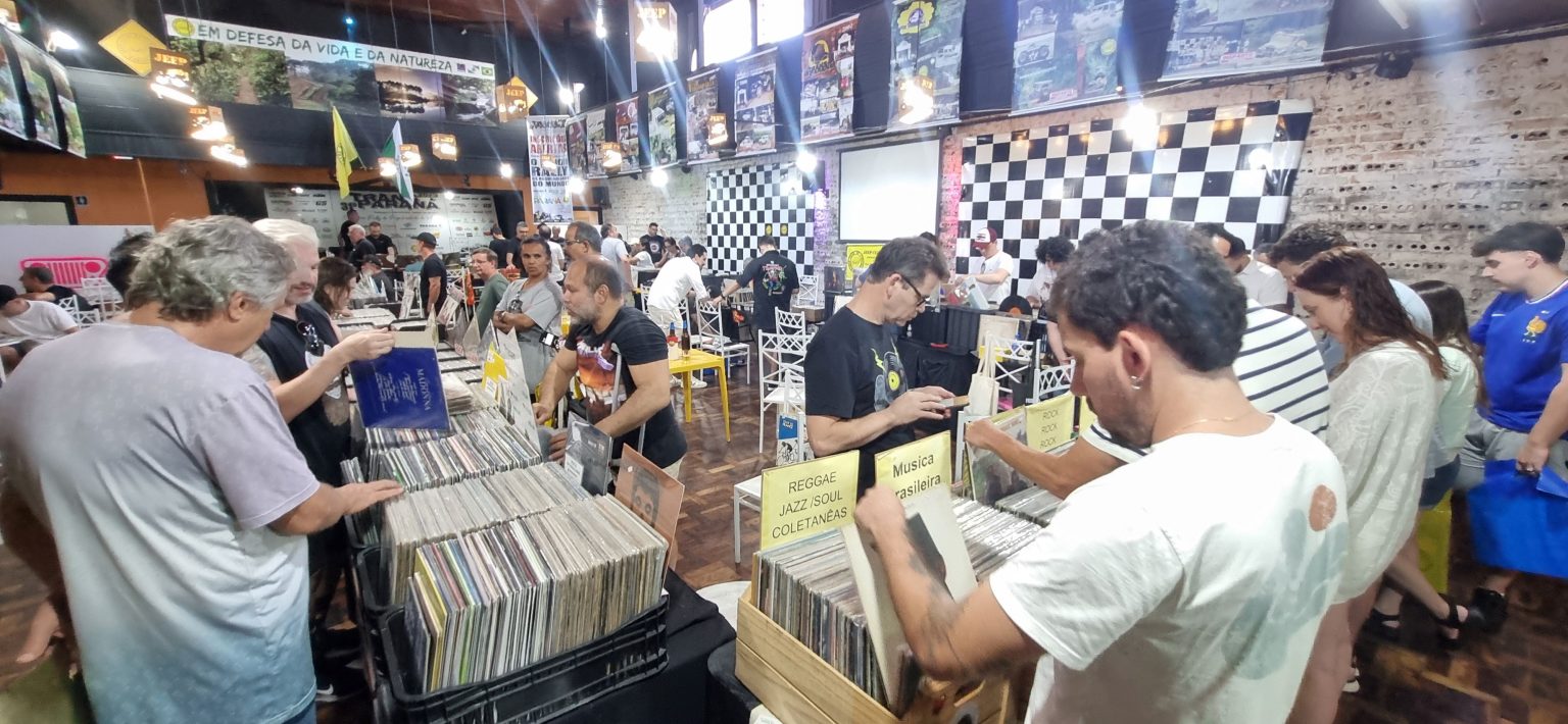 Sábado é dia de 4ª feira CWB Vinil Project Evento no Jeep Clube vai oferecer 8 mil LPs a partir de R$ 10 Sábado, 25/07, é dia de encontro marcado para os apreciadores dos discos de vinil. Das 9 às 18 horas, acontece a 4ª CWB Vinil Project, feira que reúne num só espaço 8 mil discos de vinil, camisetas temáticas e também gastronomia de boteco. Será no Jeep Clube de Curitiba, com entrada gratuita. As feiras de vinil se consolidaram como ponto de encontro para colecionadores e também novos fãs da tecnologia analógica. Além de ter acesso a milhares de discos de uma só vez, os visitantes podem descobrir raridades, compartilhar histórias e ainda fortalecer uma comunidade movida pela paixão pelos discos e pela cultura do vinil. A feira deste sábado vai reunir 14 expositores. Serão 13 lojas de vinil do Paraná e Santa Catarina e mais a uma completa loja de camisetas temáticas de bandas e filmes. Cerca de oito mil discos estarão à venda, com valores a partir de 10 reais. Para os visitantes que adquirirem produtos a partir de R$ 50, serão sorteados três LPs novos selecionados pela organização da feira: “Cabeça Dinossauro”, dos Titãs; Arthur Verocai e “Rumours”, de Fleetwood Mac. Para quem quiser aproveitar para almoçar ou fazer um lanche durante a feira, o bar O Botequeiro, que funciona no Jeep Clube, estará servindo feijoada, petiscos e bebidas variadas. A 4ª Feira CWB Vinil Project tem entrada gratuita e é pet friendly. O evento acontece no Jeep Clube de Curitiba, Rua Secondo Tedeschi, 36, Ahú. Serviço: 4ª Feira CWB Vinil Project Dia 25 de julho de 2026 Horário: Das 9h às 18h. Local: Jeep Clube de Curitiba Rua Secondo Tedeschi, 36, esquina com rua Nelson de Souza Pinto, Ahú, Curitiba. Entrada gratuita Evento Pet friendly Instagram: @cwbvinilproject.oficial @alternatyvarecords @dj_gilber Mais informações à imprensa: Simone Meirelles Pauta & Conteúdo Comunicação simone@pautaeconteudo.com.br (41) 99104-2282