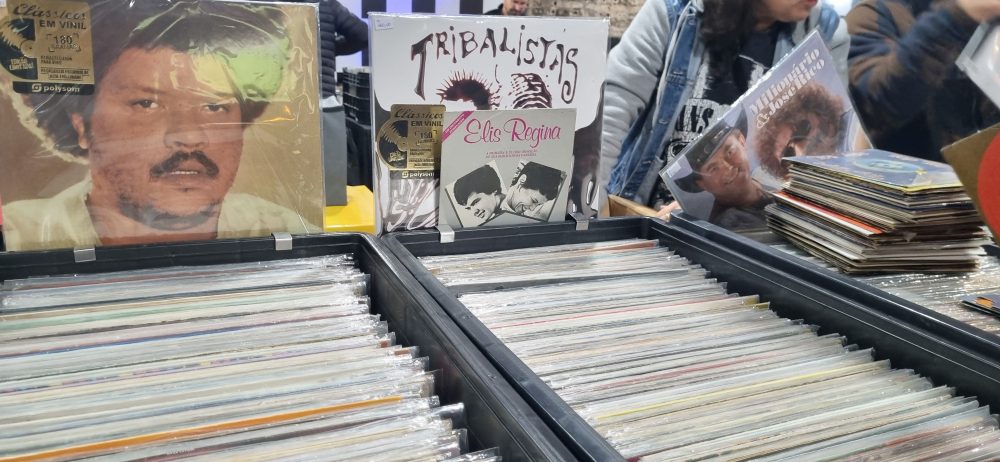 Em Curitiba, a 4ª CWB Vinil Project, uma das mais tradicionais da cidade, acontece no dia 25 de julho, no Jeep Clube de Curitiba. A feira vai reunir um total de 15 expositores. Serão 12 lojas de vinil do Paraná e Santa Catarina