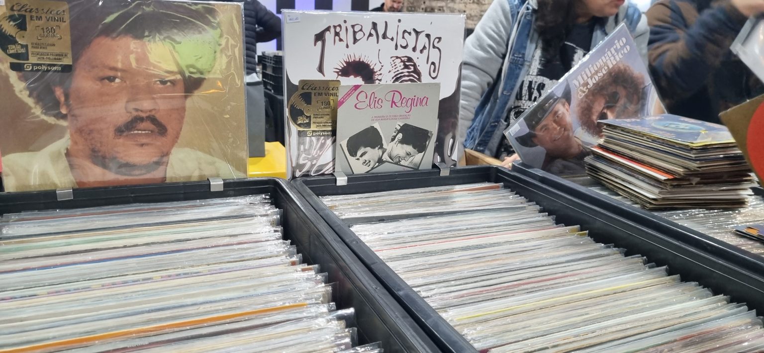 Em Curitiba, a 4ª CWB Vinil Project, uma das mais tradicionais da cidade, acontece no dia 25 de julho, no Jeep Clube de Curitiba. A feira vai reunir um total de 15 expositores. Serão 12 lojas de vinil do Paraná e Santa Catarina