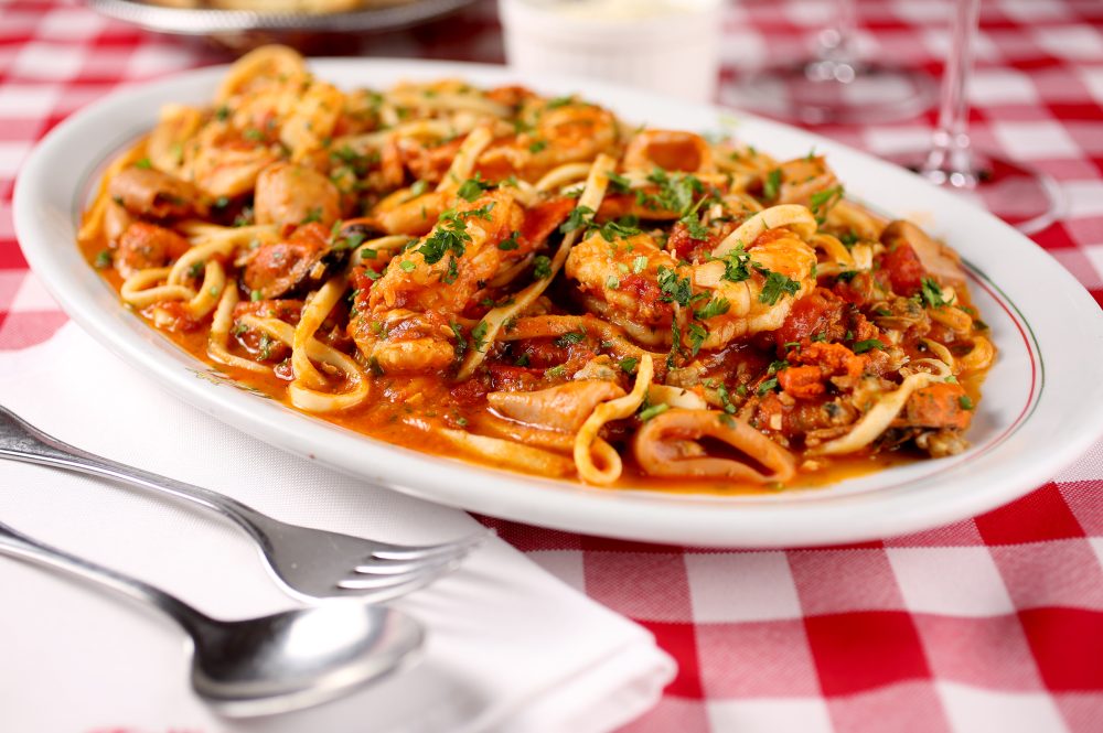 A história da Lellis Trattoria começou há 45 anos, em São Paulo, pelas mãos do empresário João Lellis. Desde então, a marca consolidou-se como uma das mais tradicionais cantinas italianas do país,