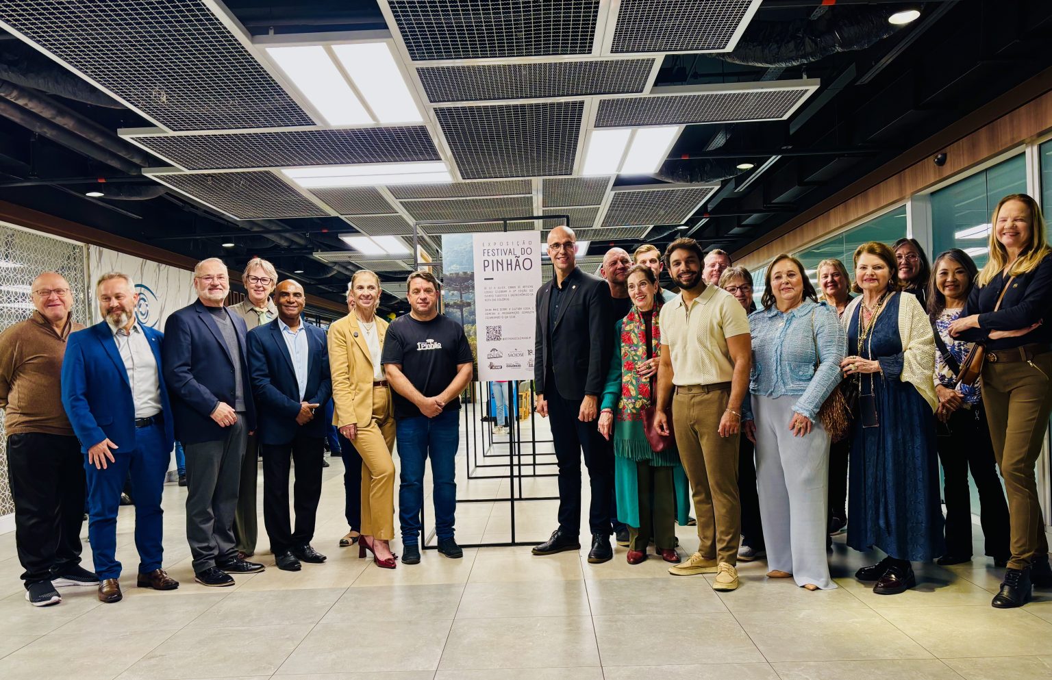 Um dos maiores símbolos da identidade paranaense ganhou espaço de destaque no Shopping São José. Foi inaugurada na última terça-feira (1º) a exposição Festival do Pinhão