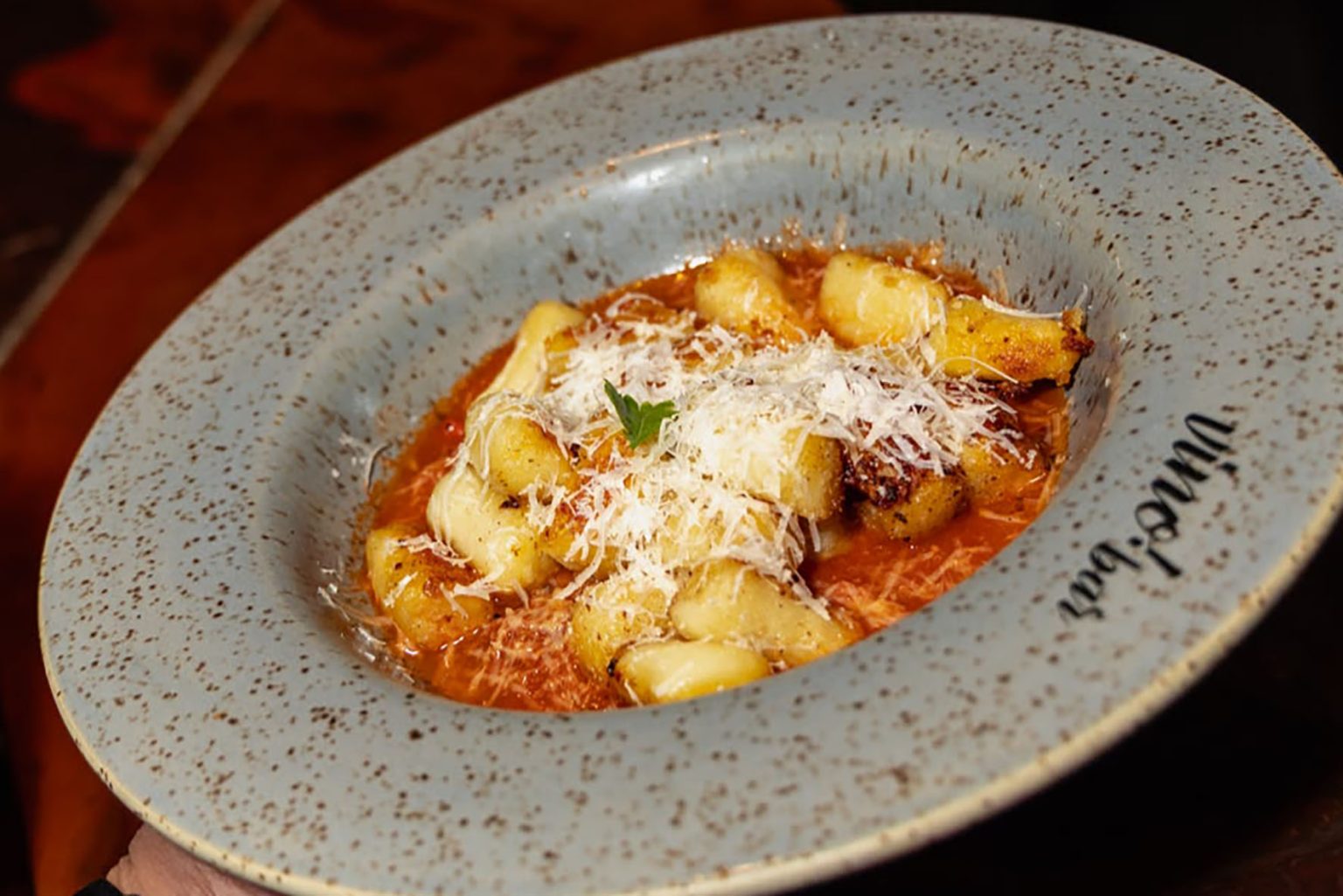 No universo dos vinhos, poucas combinações são tão clássicas quanto massas, risotos e gnocchis acompanhados por uma boa taça. No Vino! Batel, primeiro wine bar de Curitiba, essa sintonia faz parte da essência da casa, que reúne uma adega com mais de 200 rótulos e um cardápio inspirado na culinária italiana.