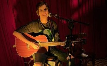 O inverno continua com muita música no Jokers (R. São Francisco, 164 - Centro Histórico). A programação começa com a tradicional Terça Celta, que traz o HyBrazil (14) numa noite de música medieval. Na quinta-feira (16), a onegirl band Luana Cardoso apresenta grandes sucessos do pop-rock no formato voz, percussão e violão. Sexta-feira (17) tem a noite Rock n’Blues com duas bandas de Curitiba: Great Scott (blues) e Jack Flash (rock). E no sábado (18) acontece a Mega Ritz, encontro dos DJs Mitay, Patricktor4 e Insano Dan, numa experiência retrô-futurista fazendo uma viagem sonora pelos hits dos anos 1990, 2000 e 2010.