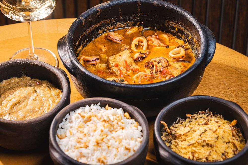 Um dos símbolos da gastronomia do litoral brasileiro, a moqueca ganha destaque no cardápio do Nacional Bar & Mar, casa recém-inaugurada no Batel. O menu criado pelo chef João Gabriel Nunes celebra o clássico brasileiro com duas versões, a de peixe e a mista, reforçando a vocação do gastrobar para os pescados e frutos do mar preparados com ingredientes frescos. Outras opções "praieiras", como o Bobó, também fazem parte das atrações, além de petiscos, ostras, peixes assados e pratos com influências da cozinha internacional.