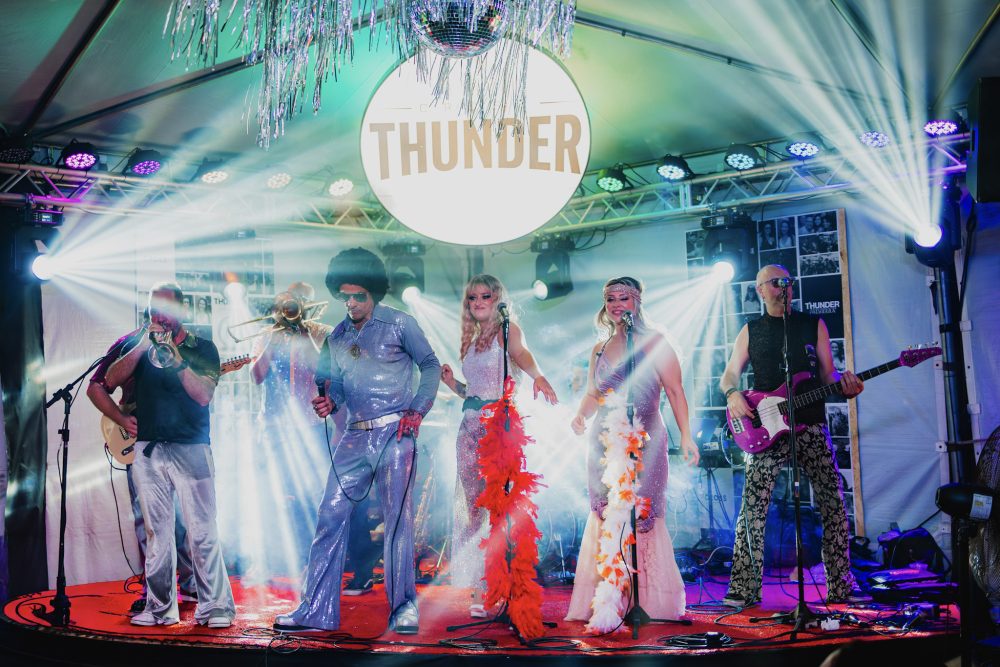 Thunderstruck celebra o Dia Mundial do Rock com 11 bandas, quatro palcos e entrada gratuita no Crossroads Thunderstruck celebra o Dia Mundial do Rock com 11 bandas, quatro palcos e entrada gratuita no Crossroads