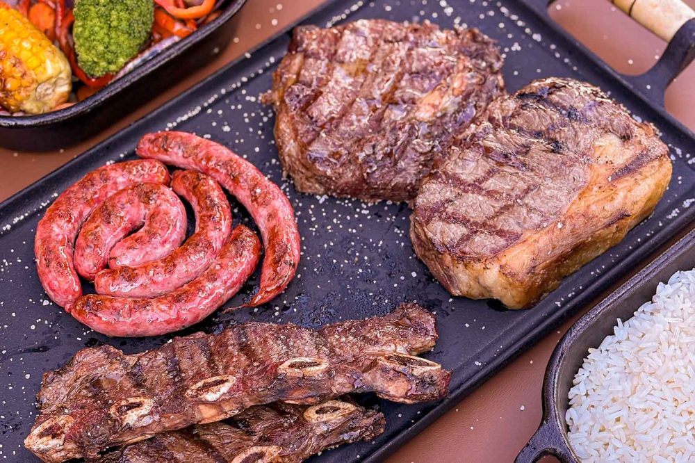 Brazza 41: novo restaurante une churrasco, parrilla e steak house Brazza 41: novo restaurante une churrasco, parrilla e steak house As tradições e os sabores do churrasco brasileiro, das parrillas argentinas e das steak houses americanas se encontram em um novo restaurante de Curitiba.