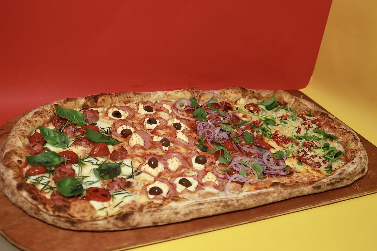 Com quase um metro, versão gigante promete chamar a atenção no Dia Mundial da Pizza Para marcar a data, a Pitoresca Pizza aposta em uma combinação de criatividade, tradição e compartilhamento, tendo como destaque a pizza gigante e autoral "Trem", considerada a maior de Curitiba. Em 2025 a casa vendeu mais de 50 mil pizzas, o equivalente a 35 quilômetros de massa esticada, ou, se preferir, 2,7 campos de futebol e até 15 piscinas olímpicas de sabor
