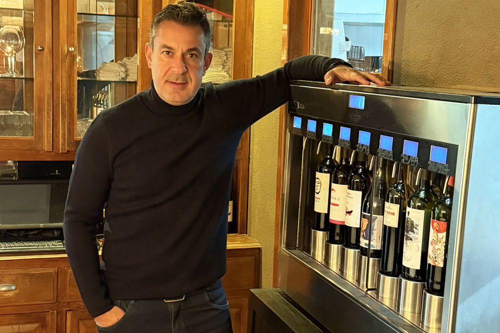 Que tal dar uma volta ao mundo por meio de taças de vinho? Este é o convite que o Terra Madre Ristorante faz com a promoção Giro Al Mondo, que oferece uma degustação à vontade de oito vinhos selecionados, servidos em taças durante duas horas, por R$ 89. A ação é válida todos os dias e reúne rótulos escolhidos pelo especialista Raphael Zanette, fundador do Grupo Vino!. Clientes do Minamoto Sushi Bar, que funciona em um imóvel anexo ao Terra Madre, também podem aproveitar.