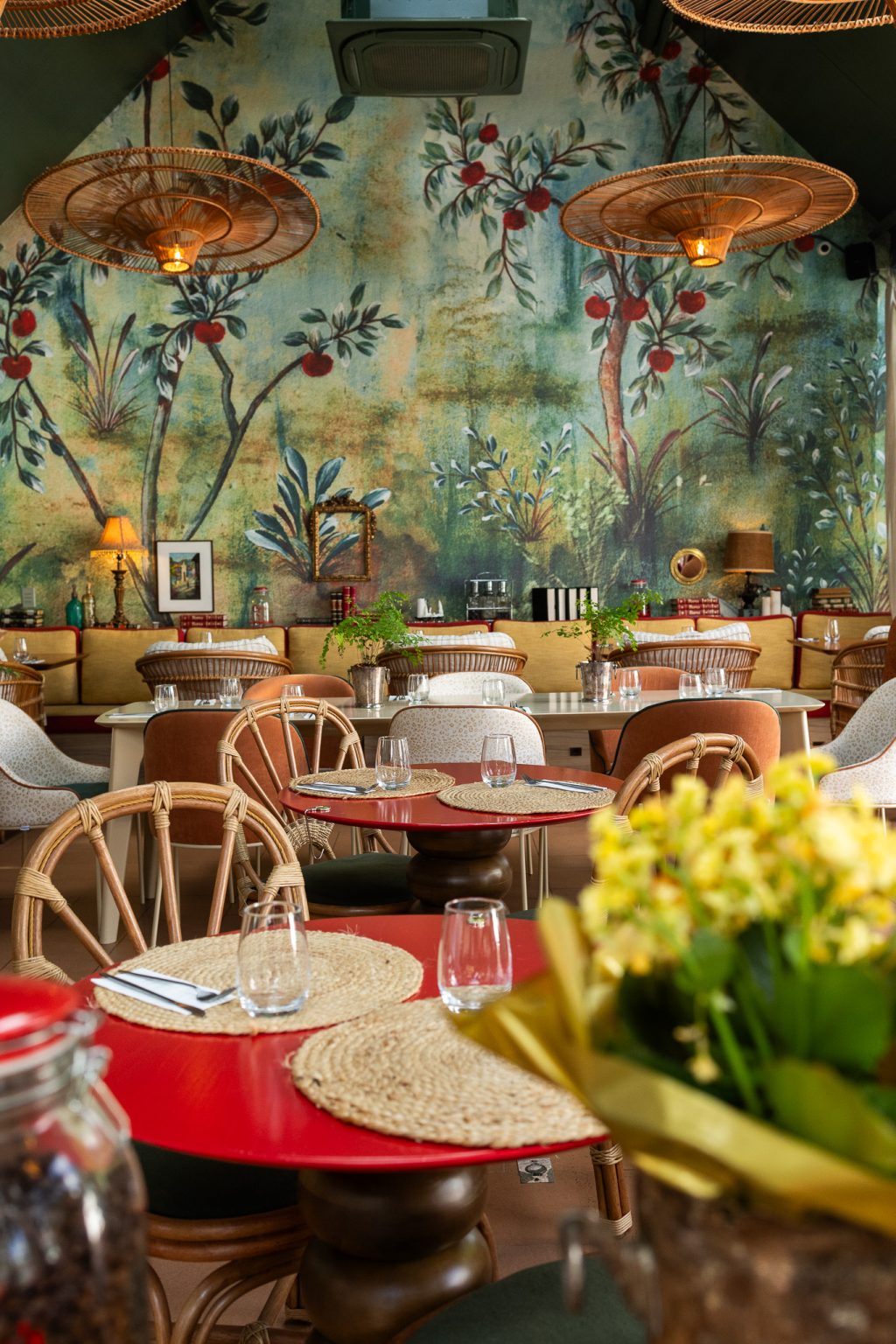 Conheça o Soleil Café, um dos mais bonitos da da cidade O Soleil Café é um dos destinos mais charmosos para aproveitar as férias de inverno em Curitiba. A casa reúne o único menu da cidade com cinco versões de mil-folhas desconstruído,