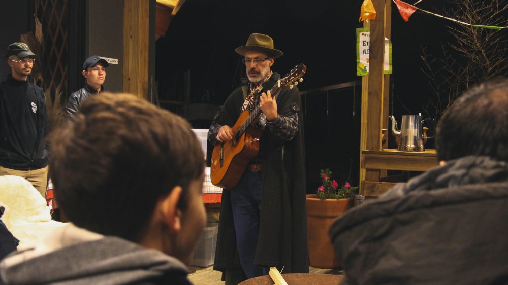 A imponência da furna, o silêncio da mata ao anoitecer e a revoada das aves já transformam a experiência noturna do Parque de Natureza Buraco do Padre, no Distrito de Itaiacoca, em Ponta Grossa, em um momento único. Neste sábado (25), no entanto, os visitantes serão convidados a fazer uma viagem que vai além da natureza: um encontro com a história, os costumes e a identidade cultural dos Campos Gerais.