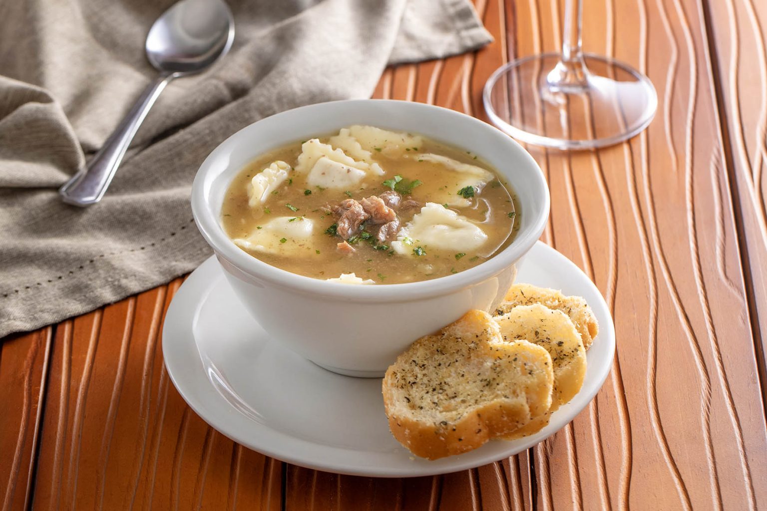 Lançamento: nova sopa do Au-Au chega para esquentar o inverno A seleção de sopas do Au-Au conta com uma novidade para trazer ainda mais sabor e calor para o inverno curitibano. Já está disponível em todas as lojas e também no delivery a Sopa de raviolini,