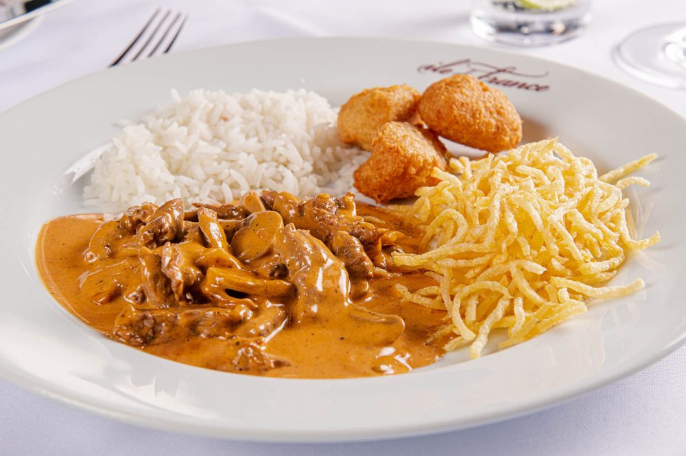Uma das maiores referências da alta gastronomia de Curitiba, o Ile de France reabre na próxima terça-feira (21/7), dando início a uma nova fase em seus 73 anos de história. Depois de pouco mais de um mês fechado para uma reestruturação, o restaurante retoma o atendimento reconectado com suas raízes e identidade.