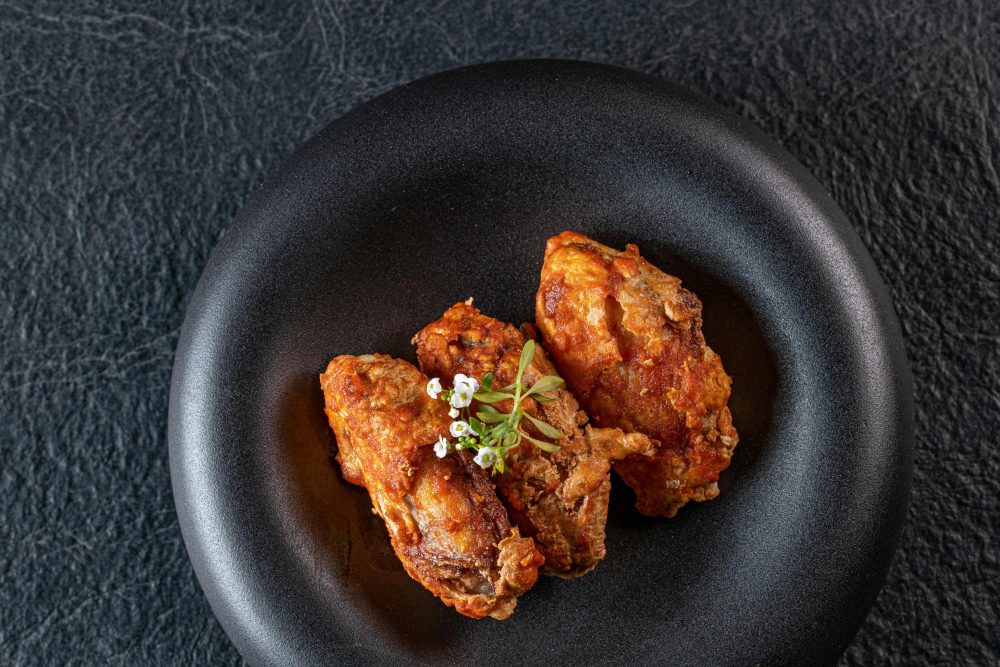 Gastronomia asiática também conquista com pratos quentes no inverno Fun'iki Sushi Rooftop destaca seus pratos quentes, principalmente os tailandeses, que combinam perfeitamente com os dias frios que chegaram a Curitiba. Vale lembrar que o rooftop do restaurante é climatizado e com teto retrátil, trazendo conforto independente da temperatura.