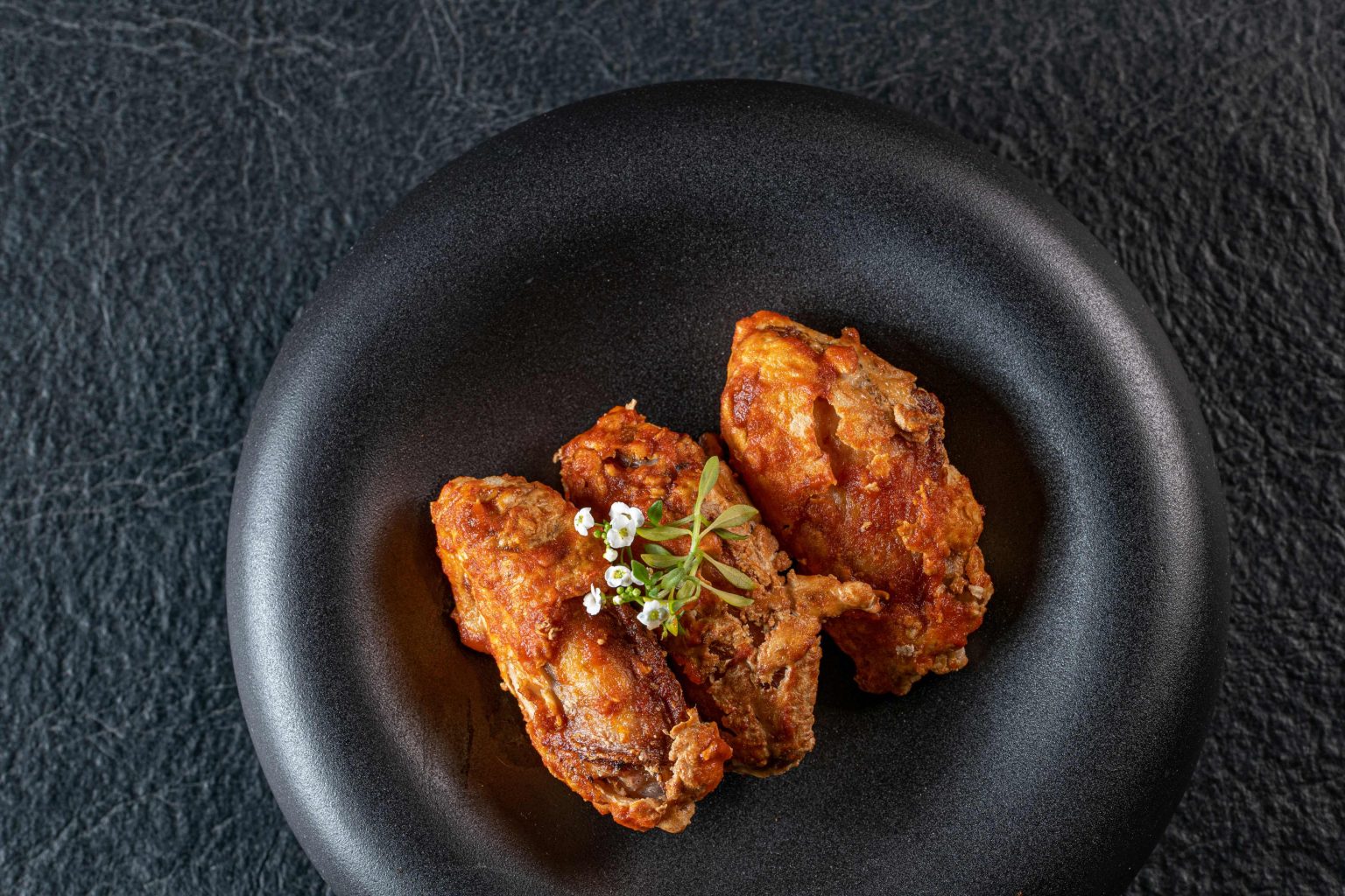 Gastronomia asiática também conquista com pratos quentes no inverno Fun'iki Sushi Rooftop destaca seus pratos quentes, principalmente os tailandeses, que combinam perfeitamente com os dias frios que chegaram a Curitiba. Vale lembrar que o rooftop do restaurante é climatizado e com teto retrátil, trazendo conforto independente da temperatura.