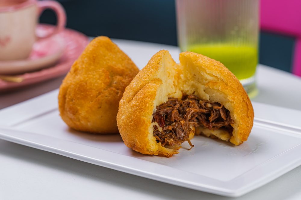 Festival da Coxinha Artesanal aposta em sabores inéditos, do barreado ao brigadeiro, em Curitiba A coxinha será a protagonista do primeiro Festival da Coxinha Artesanal da Com Carinho, em Santa Felicidade, Curitiba. Entre os dias 30 de julho e 1º de agosto, a confeitaria reúne versões doces e salgadas preparadas especialmente para a ocasião. Os sabores serão oferecidos por tempo limitado, com opções para consumo na loja e delivery pelos aplicativos iFood e 99Food.