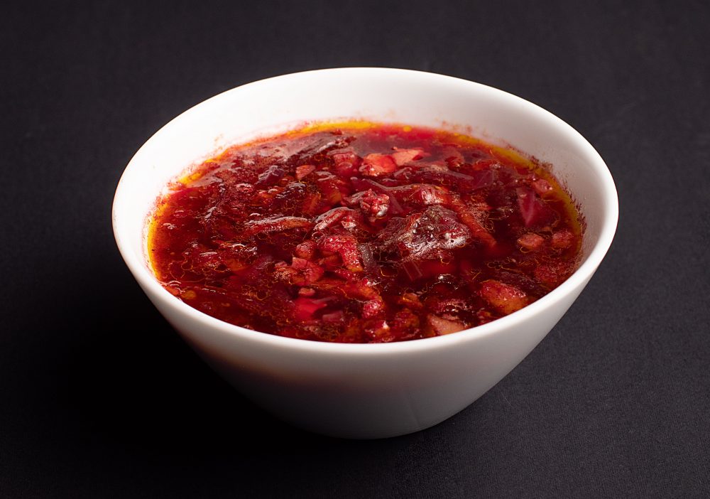 Sopa de cebola e capeletti in brodo estão entre as receitas mais recorrentes nos cardápios de inverno de Curitiba, exceto no UKRA BAR, onde a temporada ganha sotaque ucraniano, polonês e húngaro. Até 19 de setembro, o Festival de Sopas reúne seis preparos tradicionais que preservam receitas centenárias e revelam combinações ainda pouco conhecidas do público.