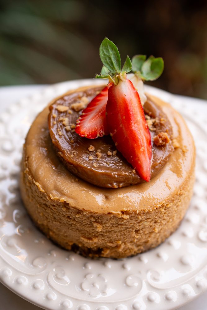 Julho ganha um sabor especial na Bonin Bakery. Conhecida pelos pães de fermentação natural e pela produção artesanal de viennoiserie, a padaria e confeitaria localizada na Alameda Prudente de Moraes, no Centro de Curitiba, preparou um cardápio especial para celebrar a temporada de festas julinas, reunindo receitas que resgatam memórias afetivas e valorizam ingredientes típicos da estação.
