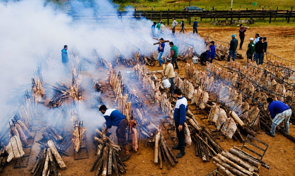 Assadores renomados integram equipe do ASSAFEST, maior festival de costela fogo de chão do país . Essa é a ideia central da segunda edição do ASSAFEST — Festival Nacional do Assado, evento realizado pela EVENPAR