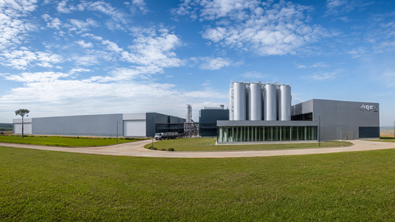 O Grupo RFK inaugura, em São José dos Pinhais (PR), sua nova fábrica, resultado de um investimento de R$ 400 milhões, o maior de sua história. A unidade praticamente triplica a capacidade produtiva da companhia, eleva a eficiência operacional e cria a base para a meta de atingir R$ 2 bilhões em faturamento nos próximos anos.
