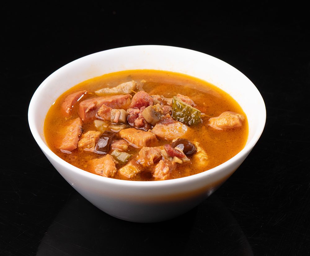 Sopa de cebola e capeletti in brodo estão entre as receitas mais recorrentes nos cardápios de inverno de Curitiba, exceto no UKRA BAR, onde a temporada ganha sotaque ucraniano, polonês e húngaro. Até 19 de setembro, o Festival de Sopas reúne seis preparos tradicionais que preservam receitas centenárias e revelam combinações ainda pouco conhecidas do público.