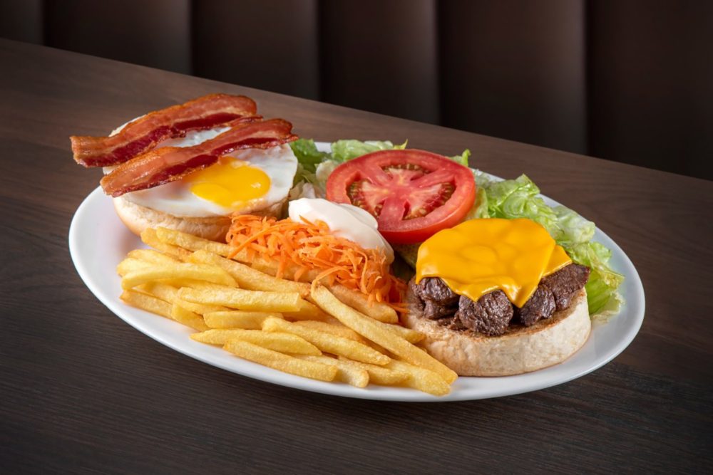 Sanduíche ou prato? Au-Au tem opções que unem os dois Os sanduíches abertos são uma tradição da rede Au-Au Lanches. Ao combinar a praticidade de um lanche com os sabores e acompanhamentos de um prato bem servido