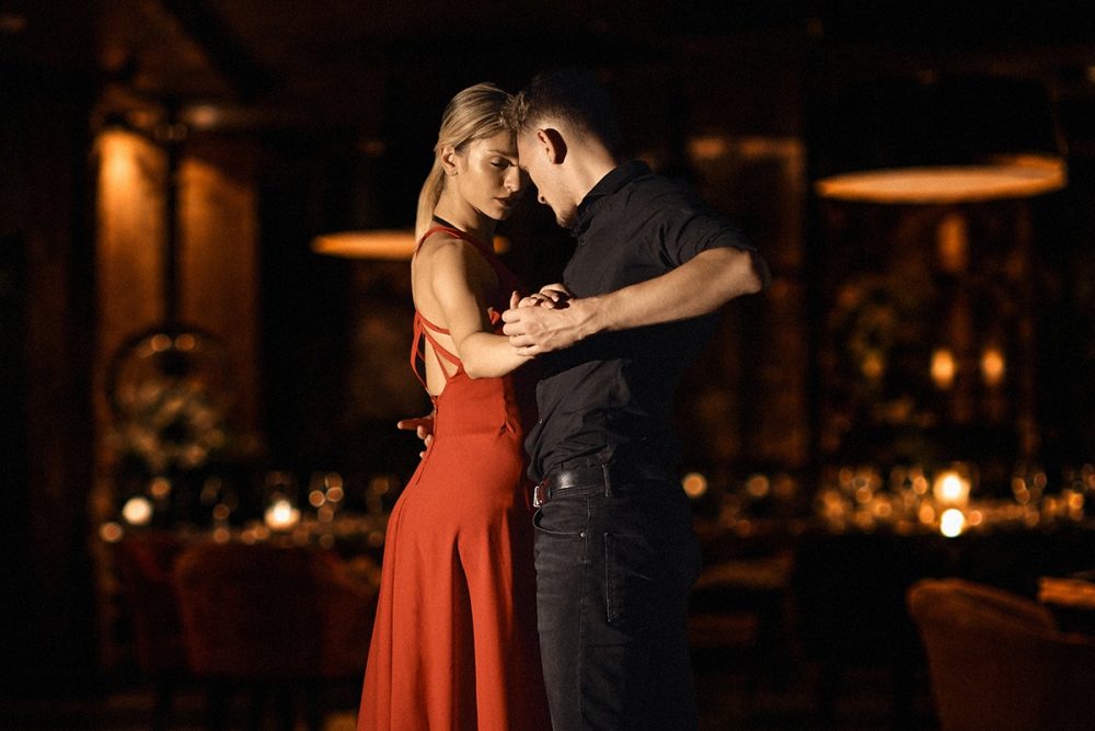 O Iza Gastronomia realiza nesta quinta-feira (27), a partir das 20h, a Noite Porteña, uma experiência gastronômica inspirada na cultura argentina, com apresentação de tango e menu especial.