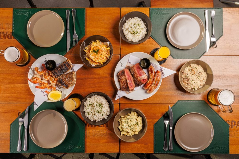 Compartilhar uma refeição voltou a ocupar um lugar de destaque na gastronomia contemporânea. Mais do que servir pratos generosos, restaurantes têm investido em experiências que incentivam a permanência à mesa,