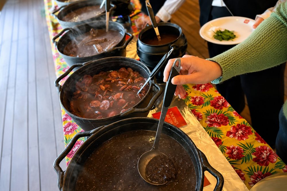 O Boteco Boa Praça, no Batel, em Curitiba, reúne feijoada e música ao vivo neste fim de semana. A programação começa no sábado, com feijoada servida a partir das 12h, ao preço de R$ 59,90 por pessoa.