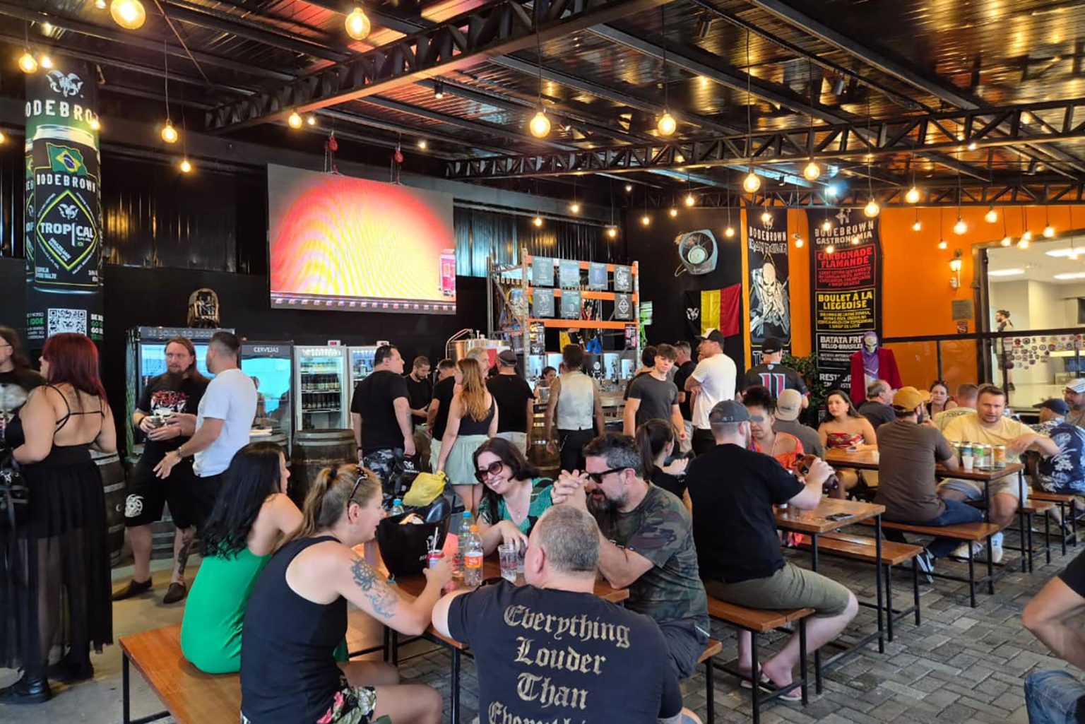 Led Zeppelin e Rolling Stones embalam sábado cervejeiro na Bodebrown Clássicos do rock'n'roll encontram as cervejas artesanais neste final de semana em Curitiba. A edição deste sábado (22/8) do Growler Day da Bodebrown traz como destaque uma trilha sonora inspirada no som de Led Zeppelin e Rolling Stones, com shows das bandas curitibanas The Nobs e Vinil Velho. A programação reúne ainda mais de 40 rótulos de cervejas da Bodebrown e gastronomia internacional, das 9h às 19h, com entrada franca.