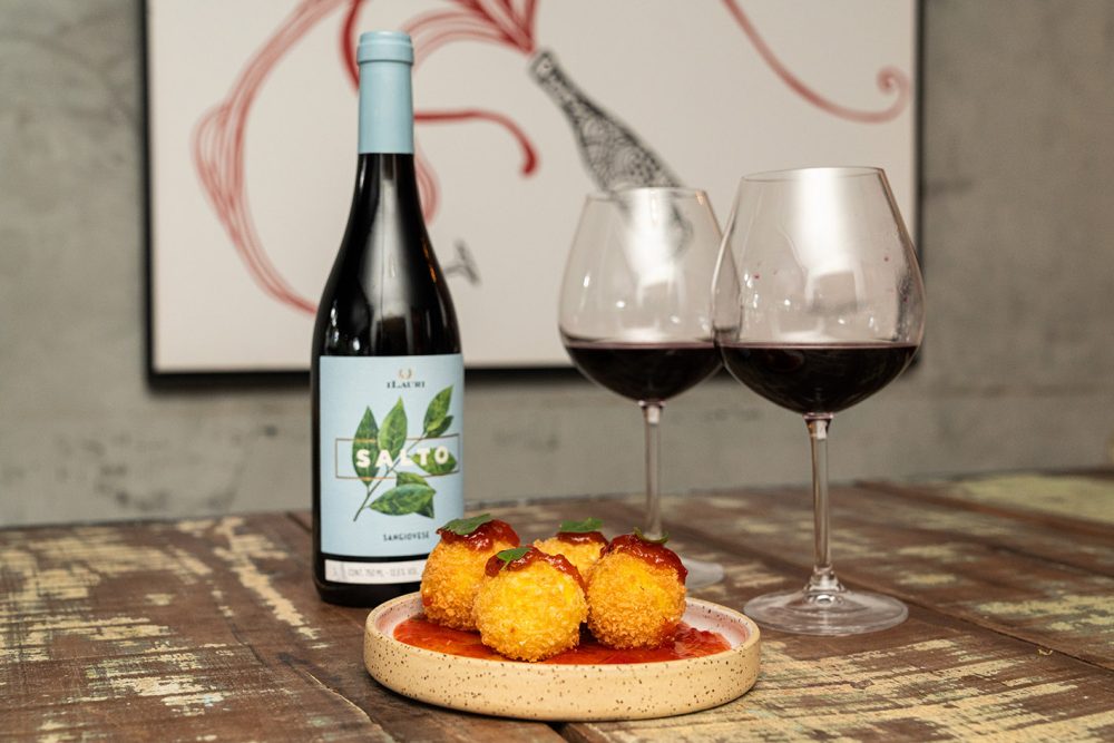 Vino Batel tem happy hour estendido A partir desta semana, todo dia de funcionamento é dia de happy hour no Vino! Batel. O wine bar lançou uma nova promoção para deixar o final da tarde e o início da noite