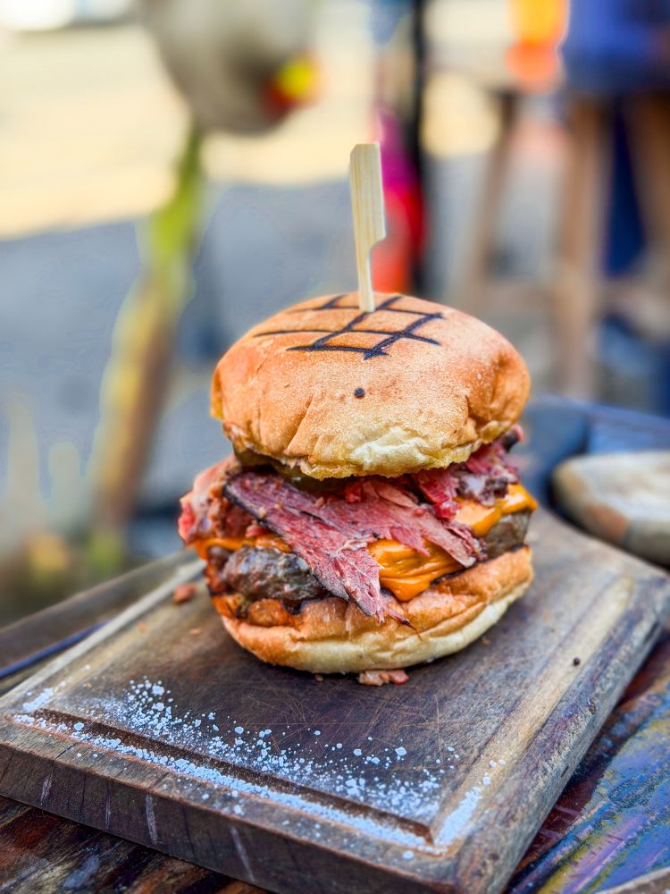 Pastrami vive alta na gastronomia e inspira festival que acontece de 4 a 9 de agosto nas três unidades do Bar do Açougueiro em Curitiba.