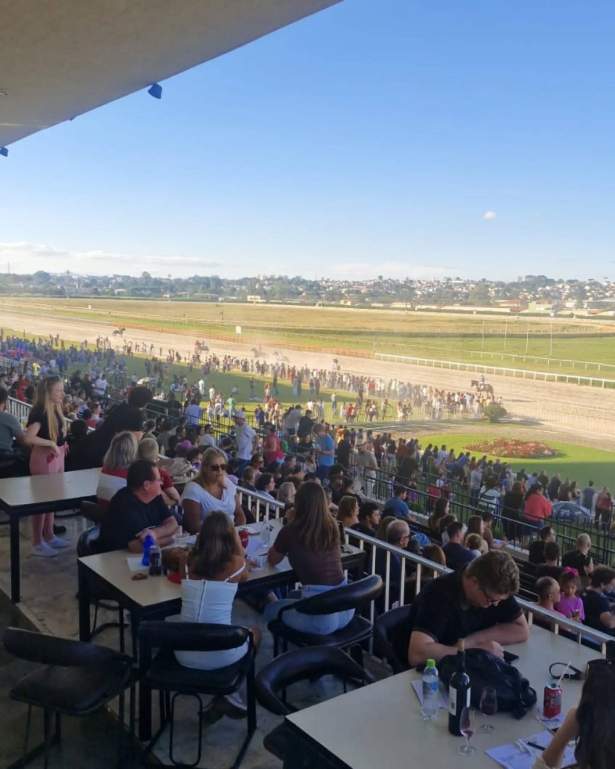 Jockey Club terá corridas e exposição de veículos antigos neste domingo em Curitiba  Programação gratuita reúne doze páreos, exposição de veiculos, antigos, DJ e atrações para toda a família.