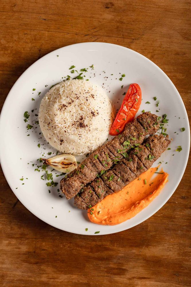 Um dos pratos mais apreciados da gastronomia árabe, a kafta ganha diferentes versões no cardápio do Le Mir Curitiba. Desde a apresentação tradicional, no formato característico de espeto, até a surpreendente Kafta