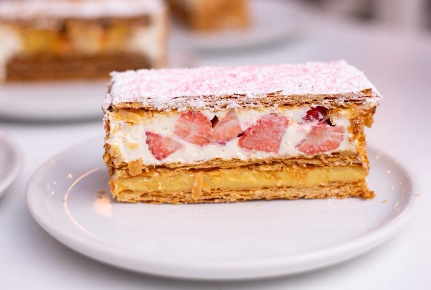 Délices de Sucre inaugura terceira loja na região do Barigui A Délices de Sucre acaba de chegar a um novo endereço em Curitiba. A confeitaria inaugurou sua terceira unidade, a Délices de Sucre Barigui, instalada no mezanino do Supermercado Ítalo.