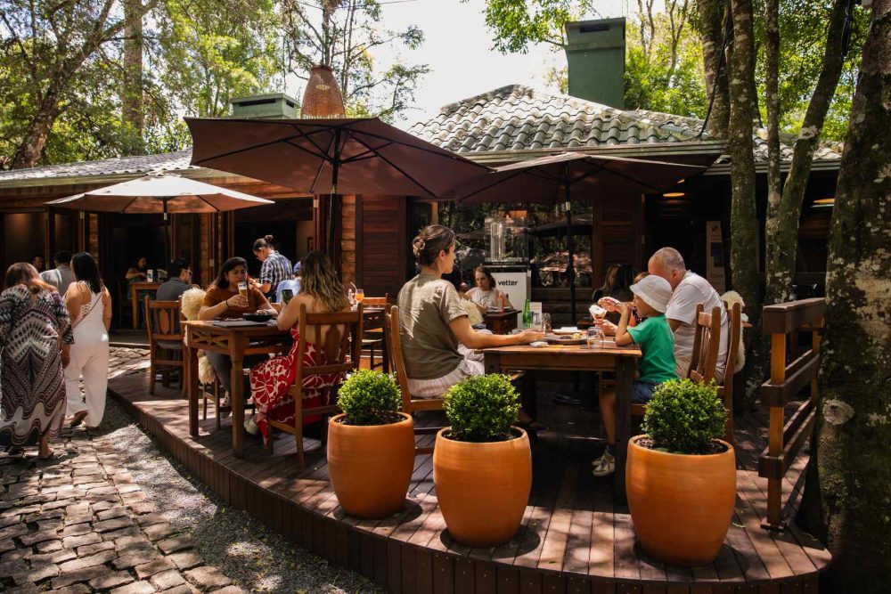 Reunir a família em volta da mesa é uma das tradições mais marcantes do Dia dos Pais. Se a mesa for num lugar especial, melhor ainda. Para celebrar a data com gastronomia reconhecida e um cenário único, o Restaurante Maria Eugênia prepara um domingo especial, unindo pratos premiados, ambiente cercado pela natureza e atrações para todas as idades. A casa abre neste domingo (9/8), das 11h30 às 17h. As reservas podem ser feitas pelo WhatsApp: (41) 99788-0080.