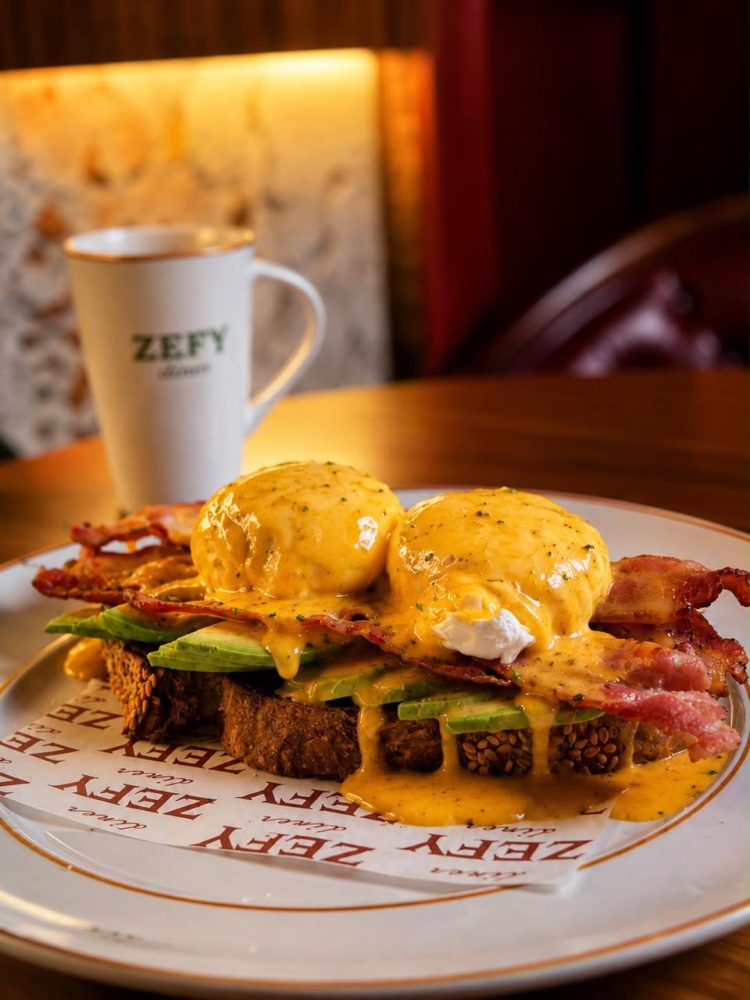 Zefy Diner lança “Weekends in New York”, novo brunch inspirado nas manhãs nova-iorquinas Restaurante passa a abrir às 9h aos sábados, domingos e feriados com cardápio que traz bagels, pancakes, pastrami, cinnamon rolls, cafés e clássicos da coquetelaria de brunch