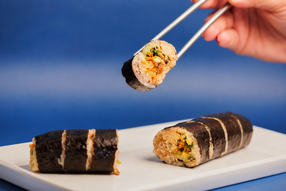 Gastronomia lidera interesse dos brasileiros pela cultura coreana e impulsiona novo negócio em Curitiba No Kimbap Express, a operação foi estruturada inicialmente para funcionar exclusivamente por delivery. Entre as opções disponíveis estão versões como Carne Gydon, Porco Bulgogi, Frango Teriyaki e