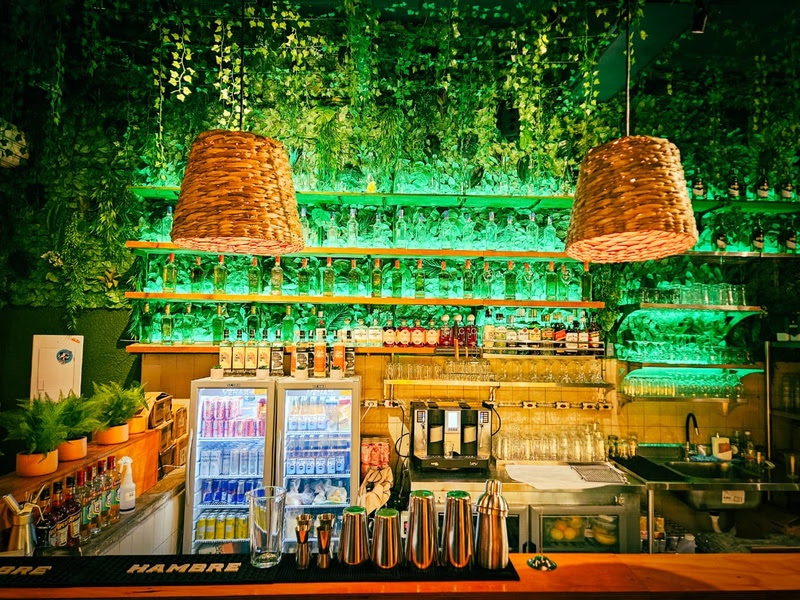 bar e restaurante. O Tropika & Co