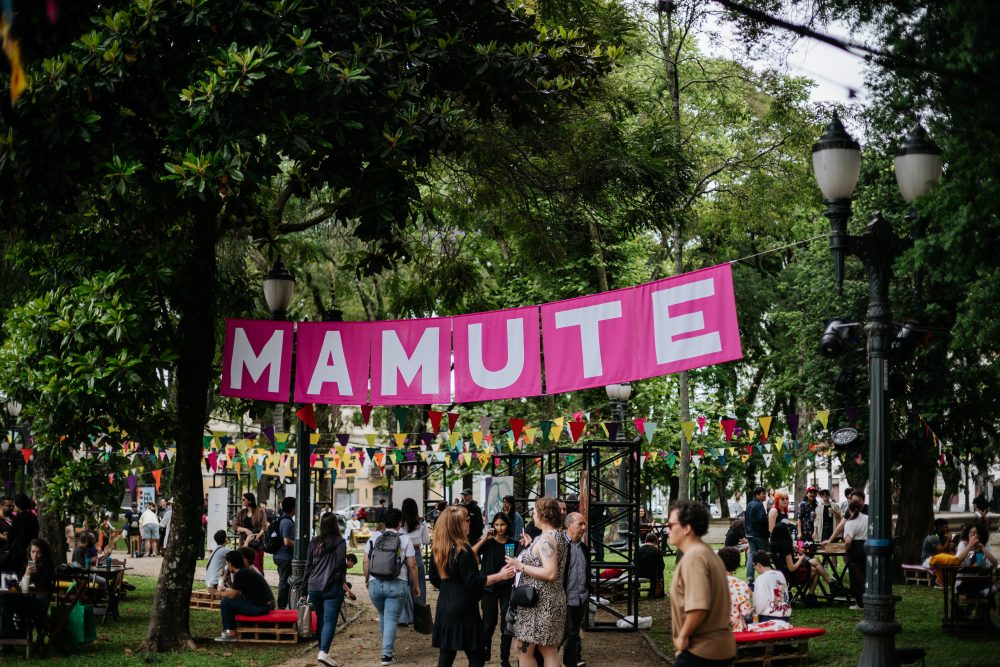 Mamute Feira Gráfica anuncia nova edição em lugar inédito e abertura das inscrições para artistas e expositores independentes A 8ª edição da Mamute Feira Gráfica já tem data para acontecer. Nos dias 2 e 3 de outubro, uma das principais feiras gráficas do Brasil ocupa o emblemático MON
