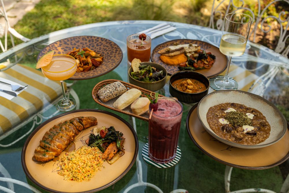 O Soleil Café apresenta seu novo menu de primavera a partir desta quarta-feira, 23 de setembro. O lançamento inclui quatro pratos no menu executivo, dois coquetéis e uma sobremesa, com receitas que valorizam frutas, legumes, ervas frescas e notas cítricas. Com uma proposta que combina cafeteria, brunch e gastronomia, o Soleil valoriza a pausa em meio à rotina acelerada. Em um dos bairros mais charmosos da cidade, o ambiente convida os visitantes a desacelerar, apreciar o espaço e dedicar tempo à convivência e à experiência à mesa.