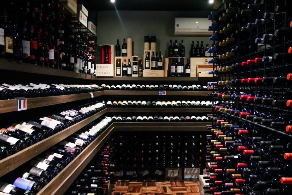 Os apaixonados por vinho já têm um encontro marcado em Curitiba. No dia 25 de setembro, sexta-feira, das 17h às 21h, acontece a 5ª Feira de Vinhos Vino Nobile – Edição Anual 2026, evento que reúne mais de 100 rótulos para degustação em uma noite dedicada à descoberta de diferentes estilos, regiões e denominações do mundo do vinho.