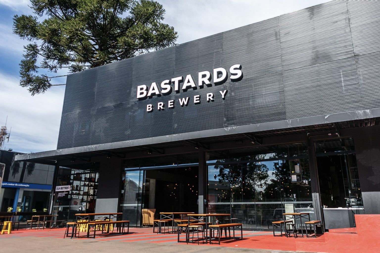 A previsão de chuva mudou os planos da Bastards para este fim de semana. A cervejaria curitibana adiou a festa de 12 anos da marca, que aconteceria neste domingo, 13 de setembro, no Bar da Fábrica, no Bom Retiro.