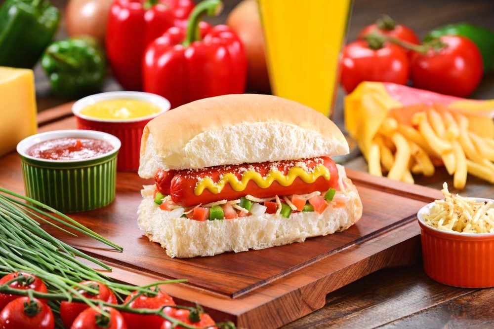 Au-Au no amigo secreto, na confraternização e até no casamento: tradicional lanche curitibano marca presença nos eventos Saboroso, prático e versátil, o cachorro-quente pode ser um aliado especial na gastronomia dos eventos de fim de ano. O sanduíche costuma agradar a diferentes públicos e combina com as mais variadas ocasiões. Pensando nisso, o Au-Au Lanches oferece um formato específico de atendimento para diferentes tipos de produção, reunião, confraternização ou celebração.