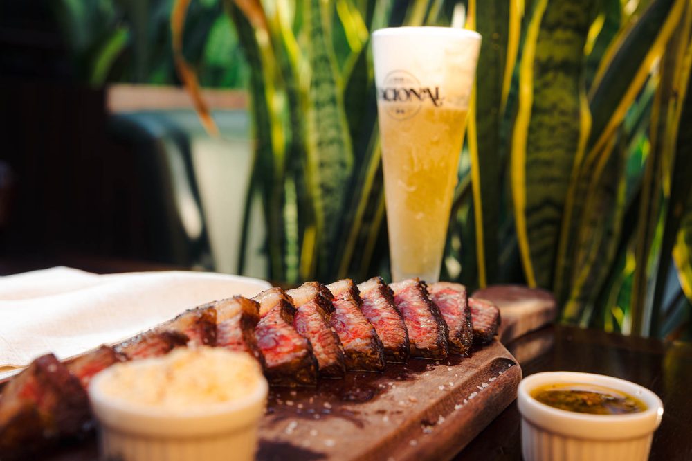 Feriadou no bar? Nacional tem gastronomia, música e chope em promoção A dose dupla de feriados que se aproxima em Curitiba será comemorada com horários especiais, promoções, gastronomia de boteco e carnes na parrilla no Bar Nacional.
